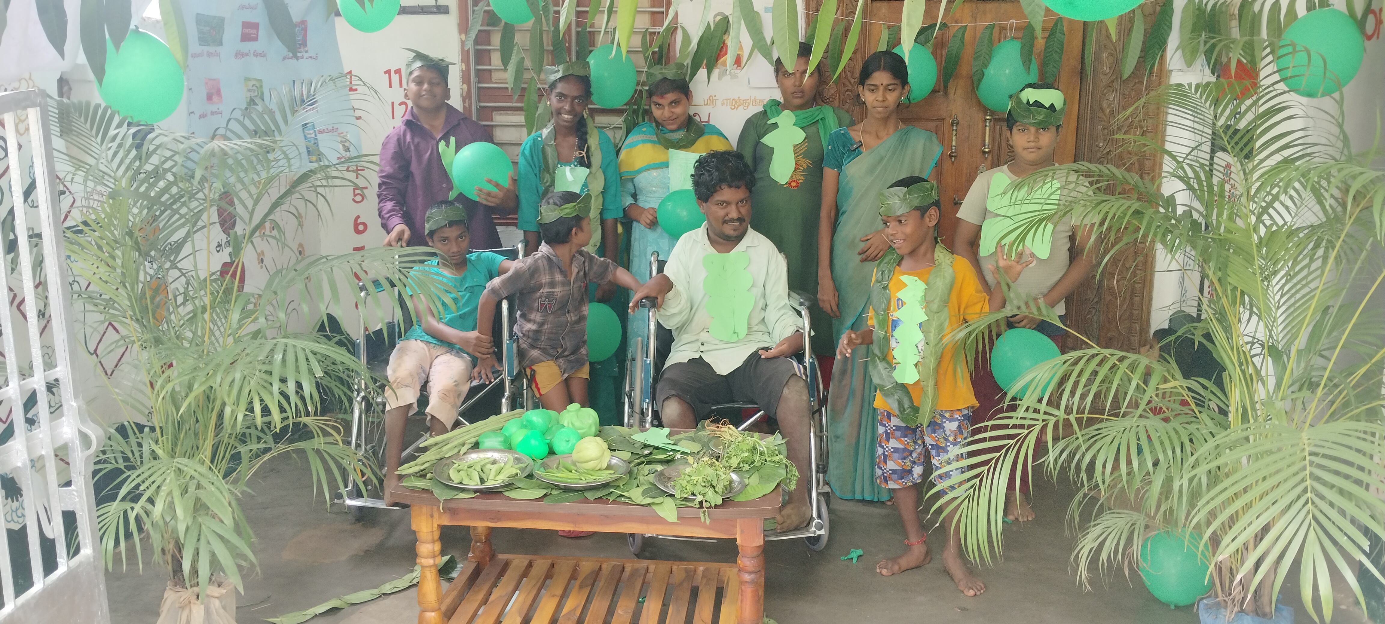 பசுமை = வளர்ச்சி, நம்பிக்கை, புதிதாக மலர்ந்த வாழ்வு என்பதைக் காட்டும்.