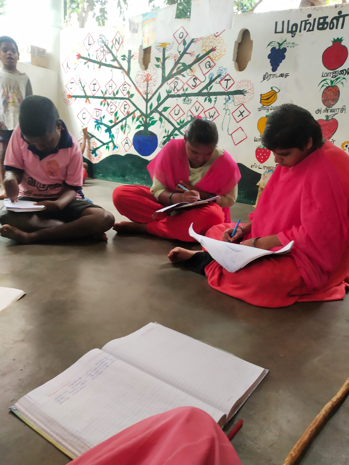 SJPDT “குழந்தைகளுக்கு எழுத வைக்கிறார்கள்”